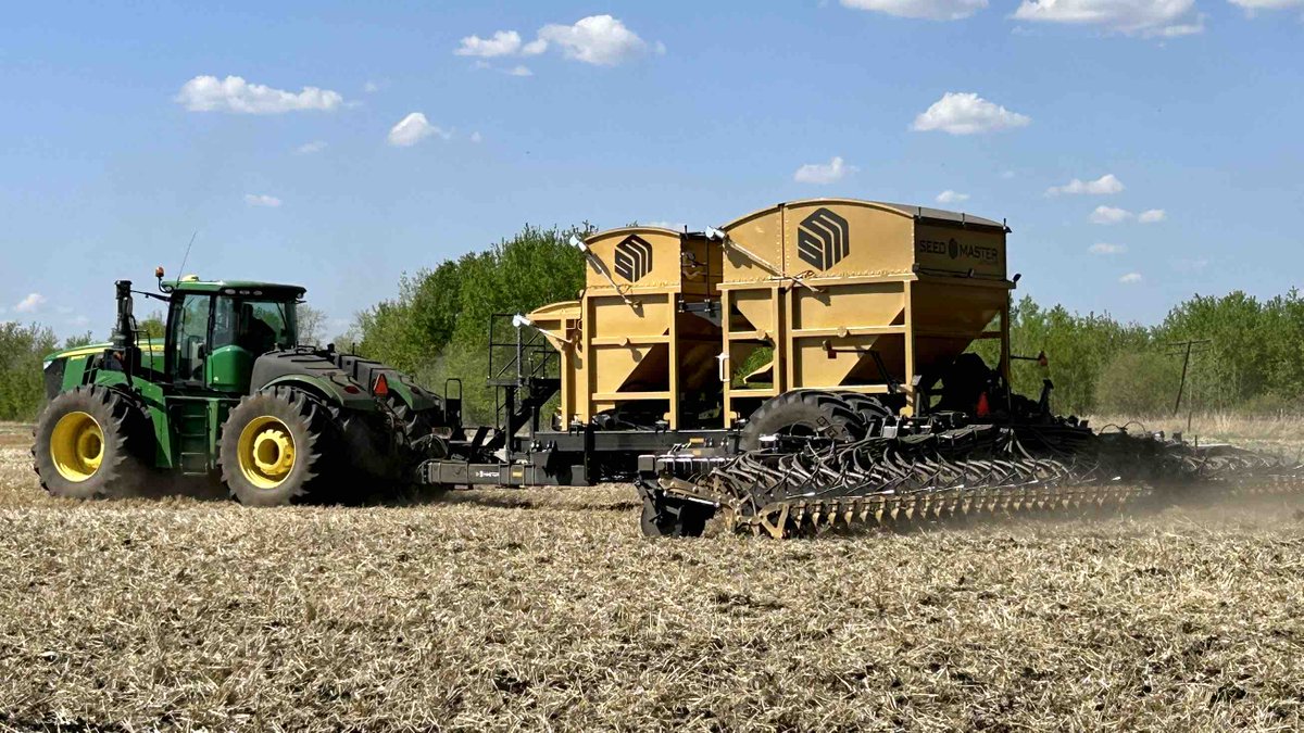 SeedMasterMfg's tweet photo. From planting canola on May 12 to harvest on September 23rd. Yields averaging 57-60 bpa on our 160 Acres of Gold contest winning farm! That’s the SeedMaster UltraSR way. #CanolaMaster #TeamEffort https://t.co/1DTZOgLO6C
