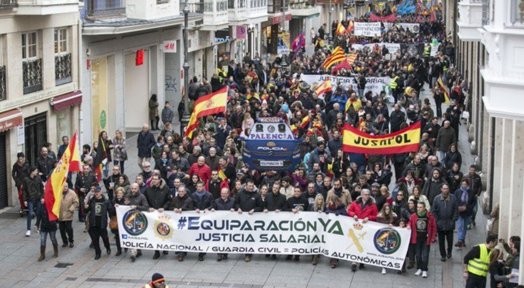 JusapolVizcaya's tweet photo. Amigo Sancho, has visto que los perros ya no ladran, REBUZNAN!!.

Sánchez saca a sus periodistas apesabrados para atacar a policias nacionales y guardias civiles, ante su postura contra los golpistas y terroristas que pretende amnistiar 

#AmnistíaNo 
https://t.co/YvZgEjhC5j https://t.co/BsYSQxxQ15