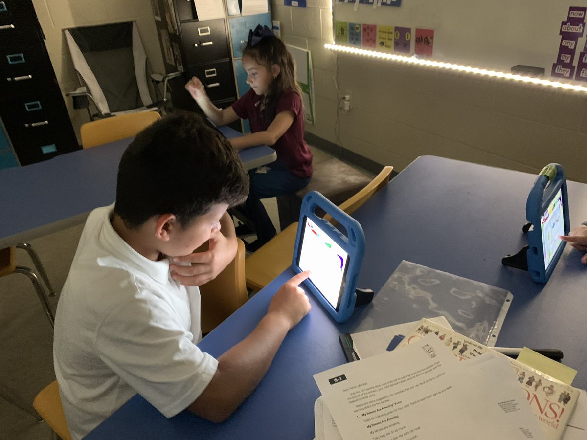 RoseHillRaiders's tweet image. Integrating technology in fourth grade ELA. #STEMpossible @TiffanyGreen08 @JMCSchools @suptking