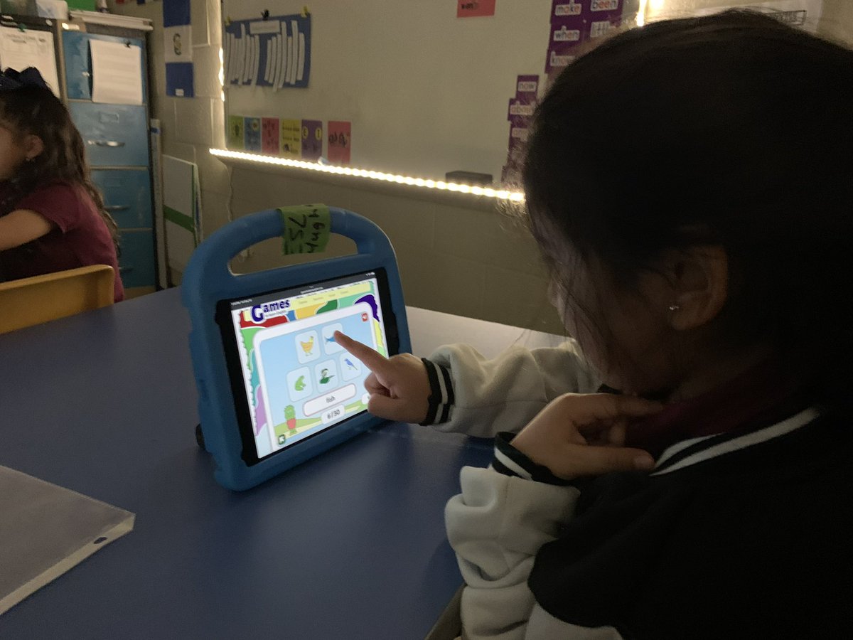 RoseHillRaiders's tweet image. Integrating technology in fourth grade ELA. #STEMpossible @TiffanyGreen08 @JMCSchools @suptking