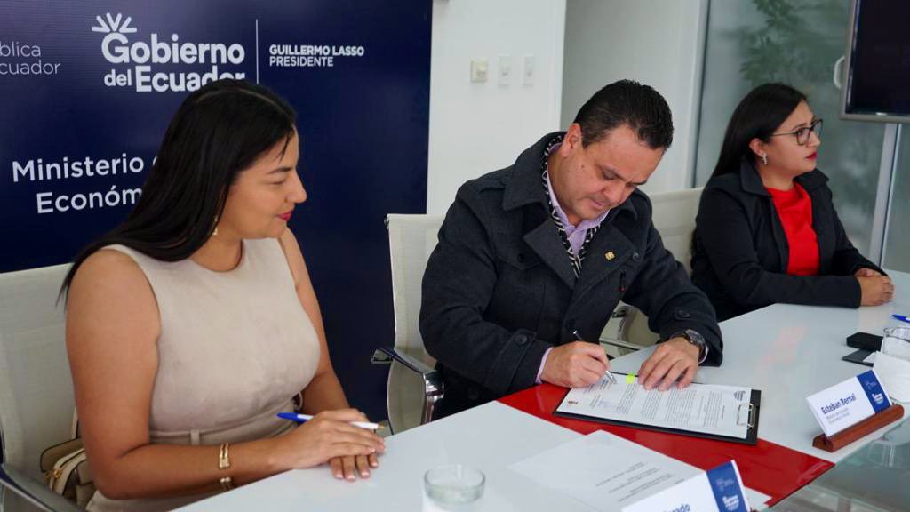 EstebanBernalB's tweet photo. #Quito 📍¡Ratificamos nuestro compromiso con las personas en situación de vulnerabilidad!

Hoy, suscribí 4 convenios con @YuriColoradoM, alcaldesa de @MuisneAlcaldia, en el que invertiremos USD 89.673,81 para:

✅Reaperturar dos Centros de Desarrollo Infantil en la parroquia #Chamanga que fue afectada por el terremoto del 2016, que beneficiará a 72 niñas y niños.

Además, con el objetivo de ofrecer una vejez digna a 405 usuarios creamos:

✅2 espacios activos con atención integral y alimentación incluida 
✅Atención Domiciliar personas adultas mayores con y sin discapacidad

Desde @InclusionEc trabajamos para combatir la desnutrición crónica infantil y brindar una atención integral para los adultos mayores.
#NuestroTrabajoContinúa