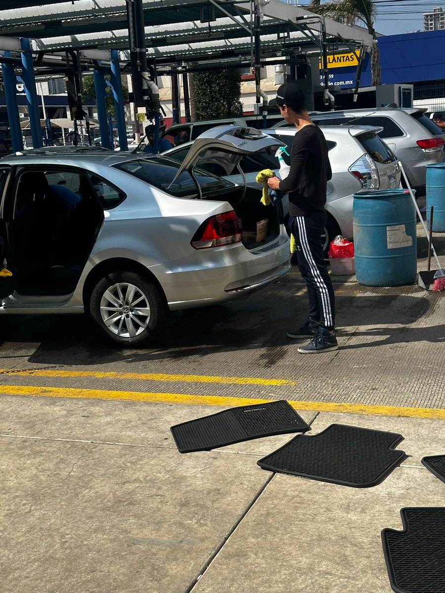Ch1c0sD3L4C4ll3's tweet photo. ¿Como les caería una ración de colágeno puro? #ChicoDLCalle #ChicoEnElTrabajo #StreetBoy #BoyAtWork #RealBoy #Paparazzi #Carwash #Corresponsal desde #Tijuana 2/3 https://t.co/uqHE7OyYc8