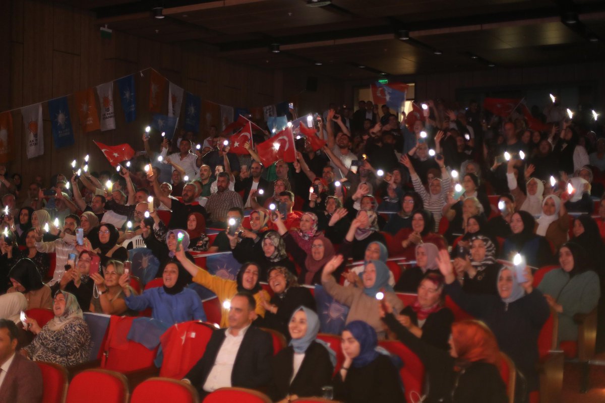 Bağcılar'dayız! İl Bşk <a href="/osmannnurika/">Osman Nuri Kabaktepe</a>, MV'miz <a href="/cuneytyuksel_/">Prof. Dr. Cüneyt Yüksel</a> İl Bşk Yrd <a href="/ismet_ozturk/">İsmet Öztürk 🇹🇷</a> ve <a href="/SahinFahri/">Fahri ŞAHİN</a>, İl YK <a href="/SemiyeOzturk/">SEMİYE ÖZTÜRK🇹🇷</a> ve <a href="/serkangulec_/">Serkan Güleç 🇹🇷</a>, İlçe Bşk <a href="/rustemtuysuz/">Rüstem Tüysüz</a> ve teşkilatımızla belediyemizin hizmetlerini <a href="/abdullahozdemir/">Abdullah Özdemir</a> Bşk'nımızdan dinledik. 
"Hedef Yeniden İstanbul"