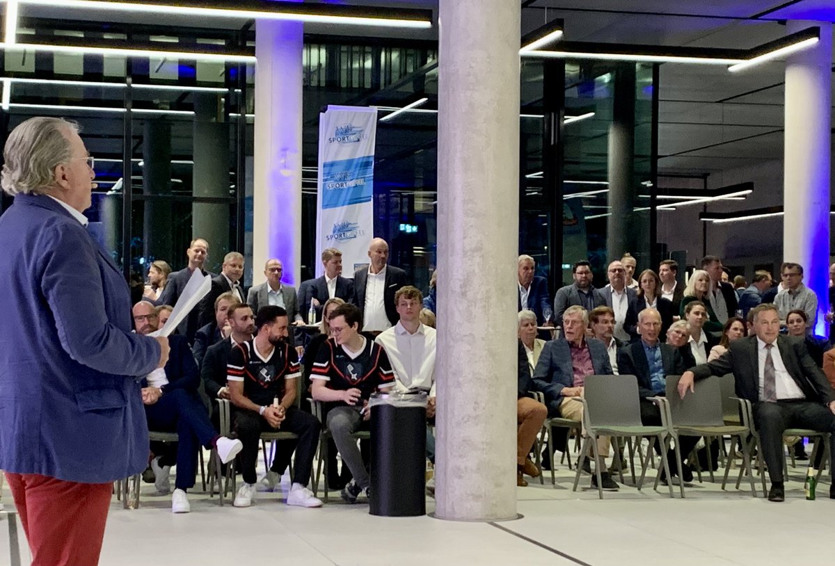 hellwig_silke's tweet image. WK-Sportgipfel im neuen Sitz der Sparkasse Bremen, moderiert von Christian Stoll aka Stolli