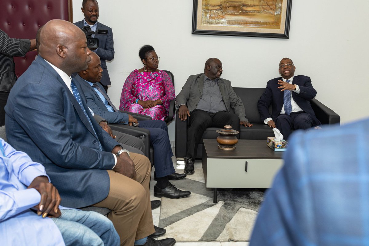 ABarrochambrier's tweet photo. J'ai reçu Jean Rémy Yama qui m'a donné la primeur de ses visites aux leaders politiques. Il ressort de notre échange de nombreux points positifs. Il s'agira donc pour les nouvelles autorités d'œuvrer en faveur d'une réhabilitation sur le plan professionnel de ce compatriote. https://t.co/aLhjkkwN6M
