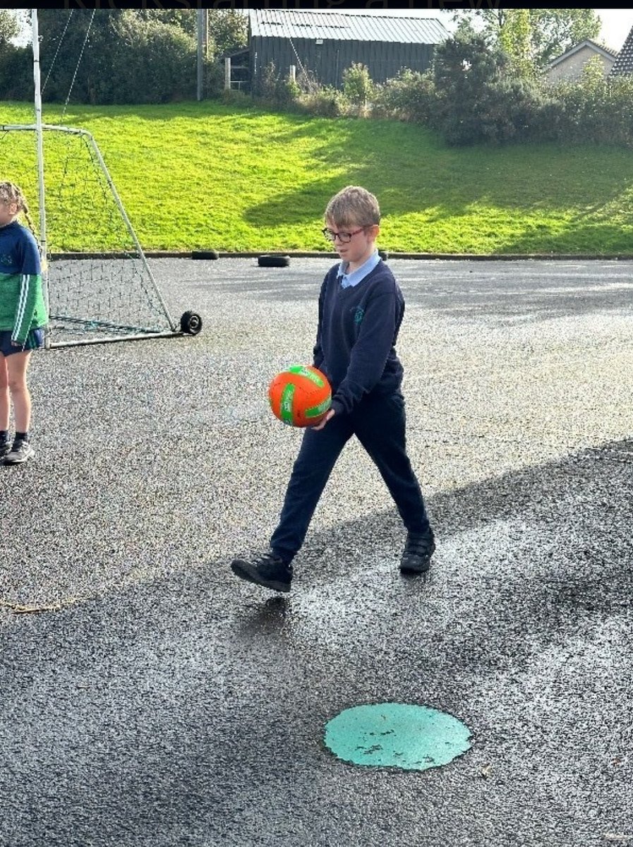 FermanaghGames's tweet image. The P7 kids from @StNinnidhsPS @DerrylinGFC were working hard on their kicking skills today. Focus on both sides #GoodSide #BetterSide #SkillChallenge