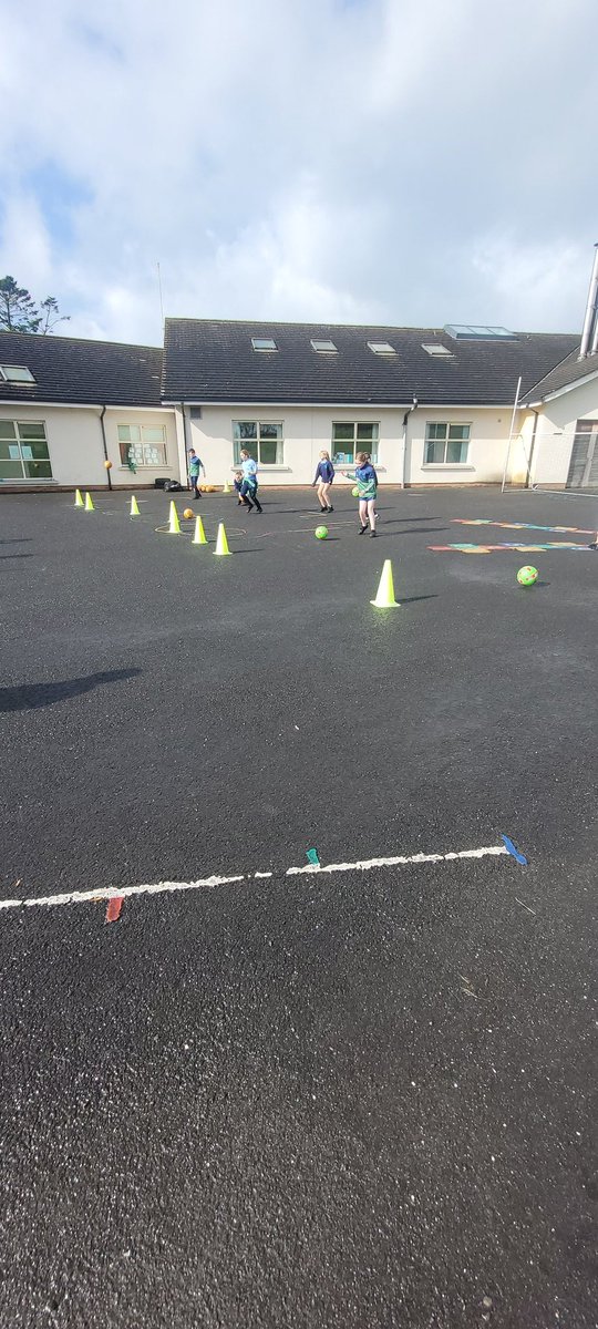 FermanaghGames's tweet image. The P7 kids from @StNinnidhsPS @DerrylinGFC were working hard on their kicking skills today. Focus on both sides #GoodSide #BetterSide #SkillChallenge