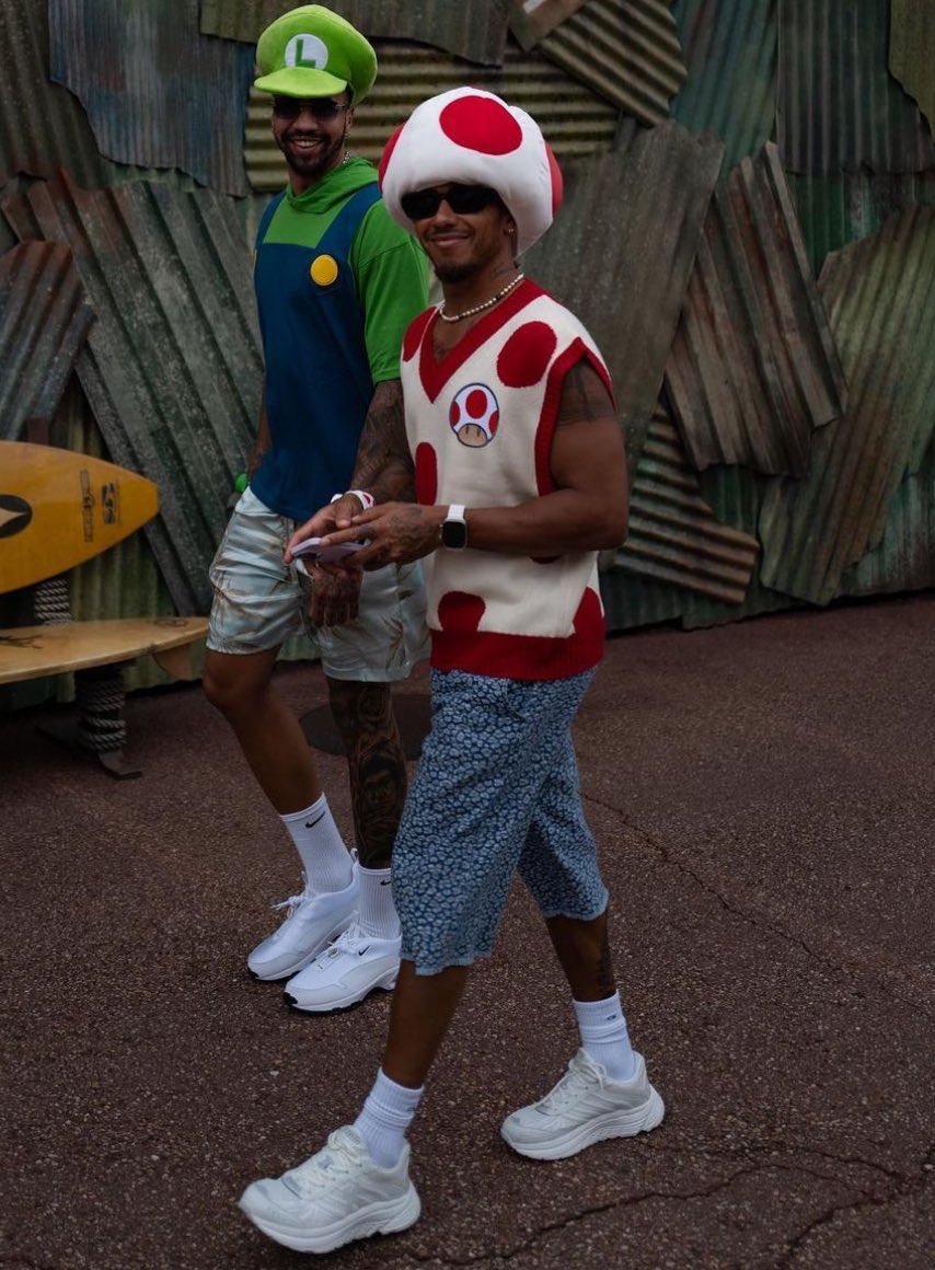 LEWIS HAMILTON DRESSED UP AS TOAD JAJSJSKSKSKSKSJJ omg 😭😭😭😭😭