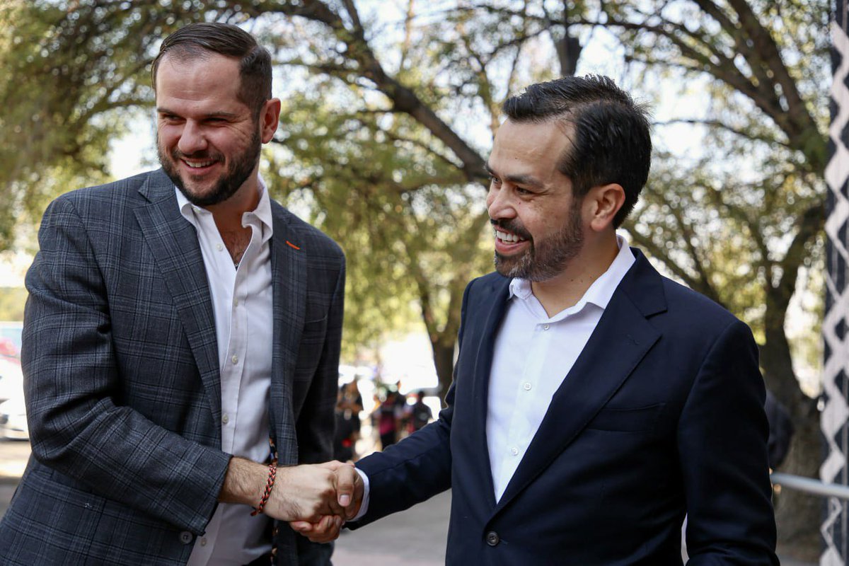 AlvarezMaynez's tweet photo. En el 2o. Informe de @colosioriojas me dio gusto saludar a 2 excelentes servidores públicos: uno del gobierno estatal que encabeza @samuel_garcias y otro del municipio.

@DanielAcostafr y @avillanuevamty son parte de esa nueva generación con la que construimos el México nuevo 🇲🇽. https://t.co/7yKIqENvbL