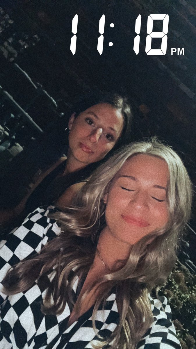 kaleighnallen's tweet image. someone plz tell @tatemcrae me &amp;amp; lyd stood outside the venue in nash til 12:15 &amp;amp; were legit the last two people just chillin waiting for her to come out bc we love her &amp;amp; are #dedicatedfans 🫡 #areweflyingtour