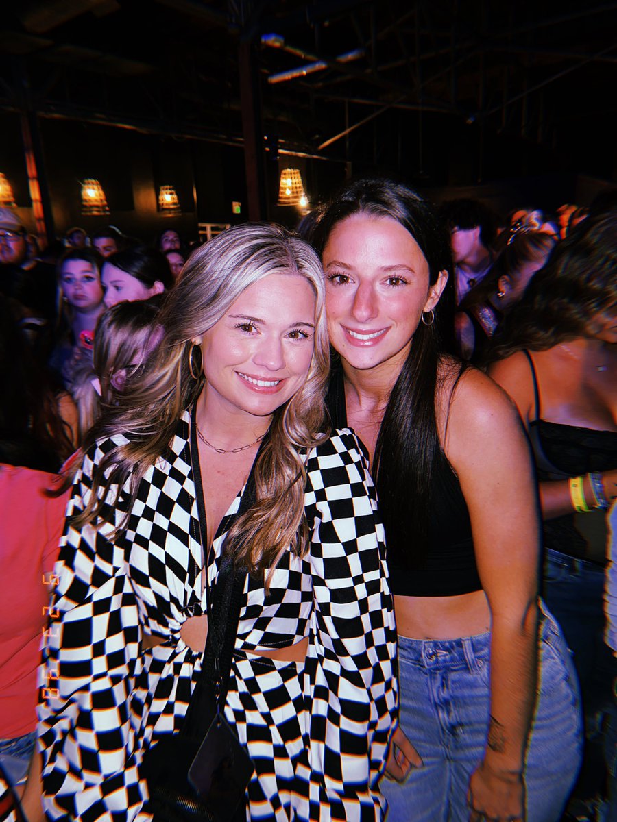 kaleighnallen's tweet image. someone plz tell @tatemcrae me &amp;amp; lyd stood outside the venue in nash til 12:15 &amp;amp; were legit the last two people just chillin waiting for her to come out bc we love her &amp;amp; are #dedicatedfans 🫡 #areweflyingtour