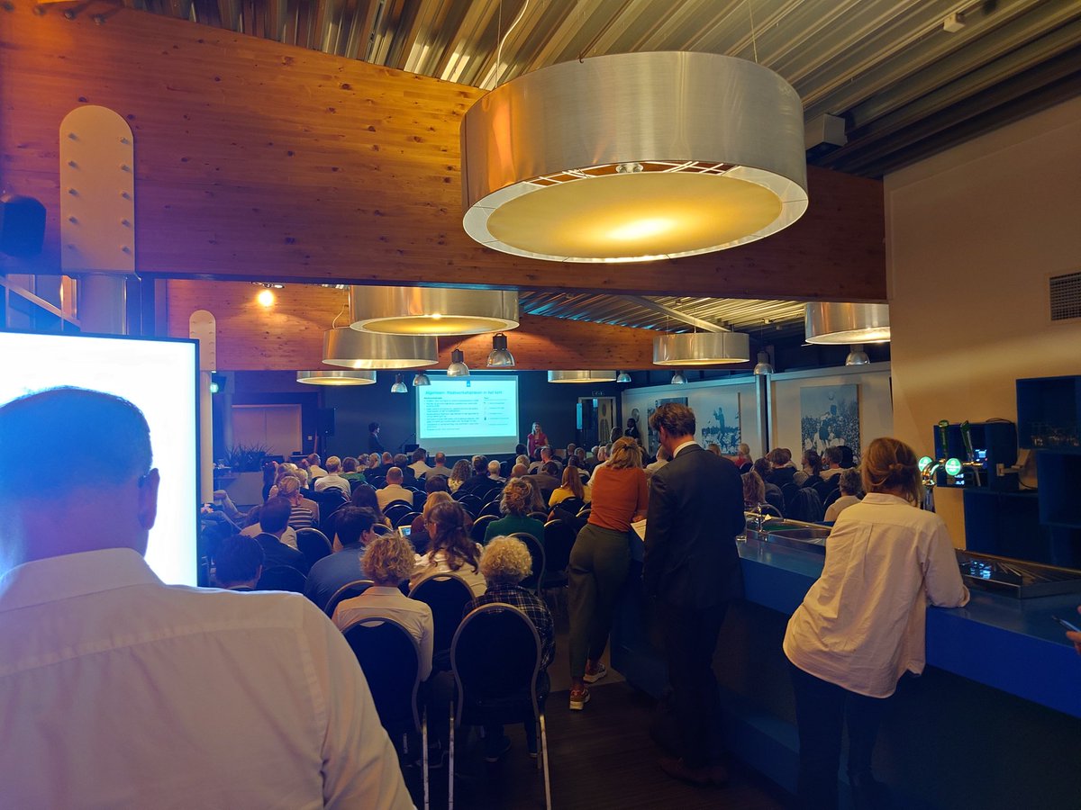BasdeRuigD66's tweet photo. Zeer druk bezochte avond over het #RIVM gezondheidsrapport. Belangrijk dat we samen de schouders blijven zetten onder een gezondere IJmond https://t.co/5IdtUza0Ev