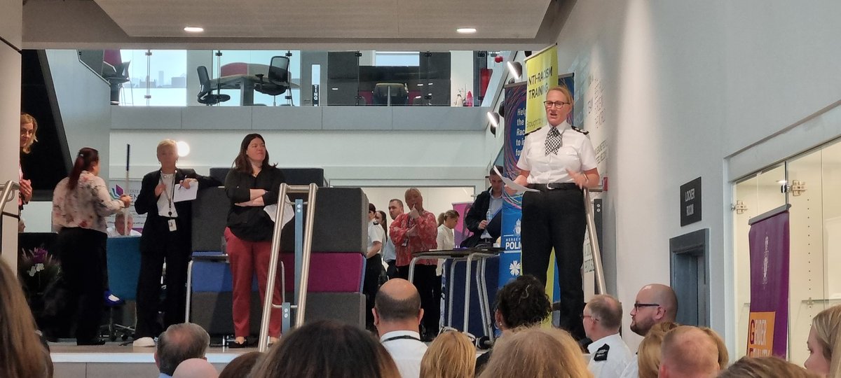 Such a vibe around @MerseyPolice hq today.. celebrating #NationalInclusionWeek Showing staff what support is on offer for everyone. Thankyou @doylephillipsfd @Almolka and many others for all you do.. 🏳️‍⚧️🏳️‍🌈