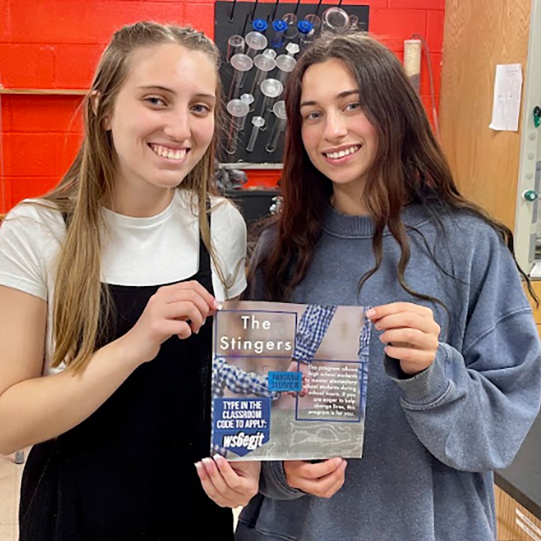 2022 Rogers Scholar Emma Moore, left, launched a mentoring program at Williamsburg Independent Elementary School. The Stinger Program pairs high school students with fourth-grade elementary students to help with academic, emotional, and social needs.