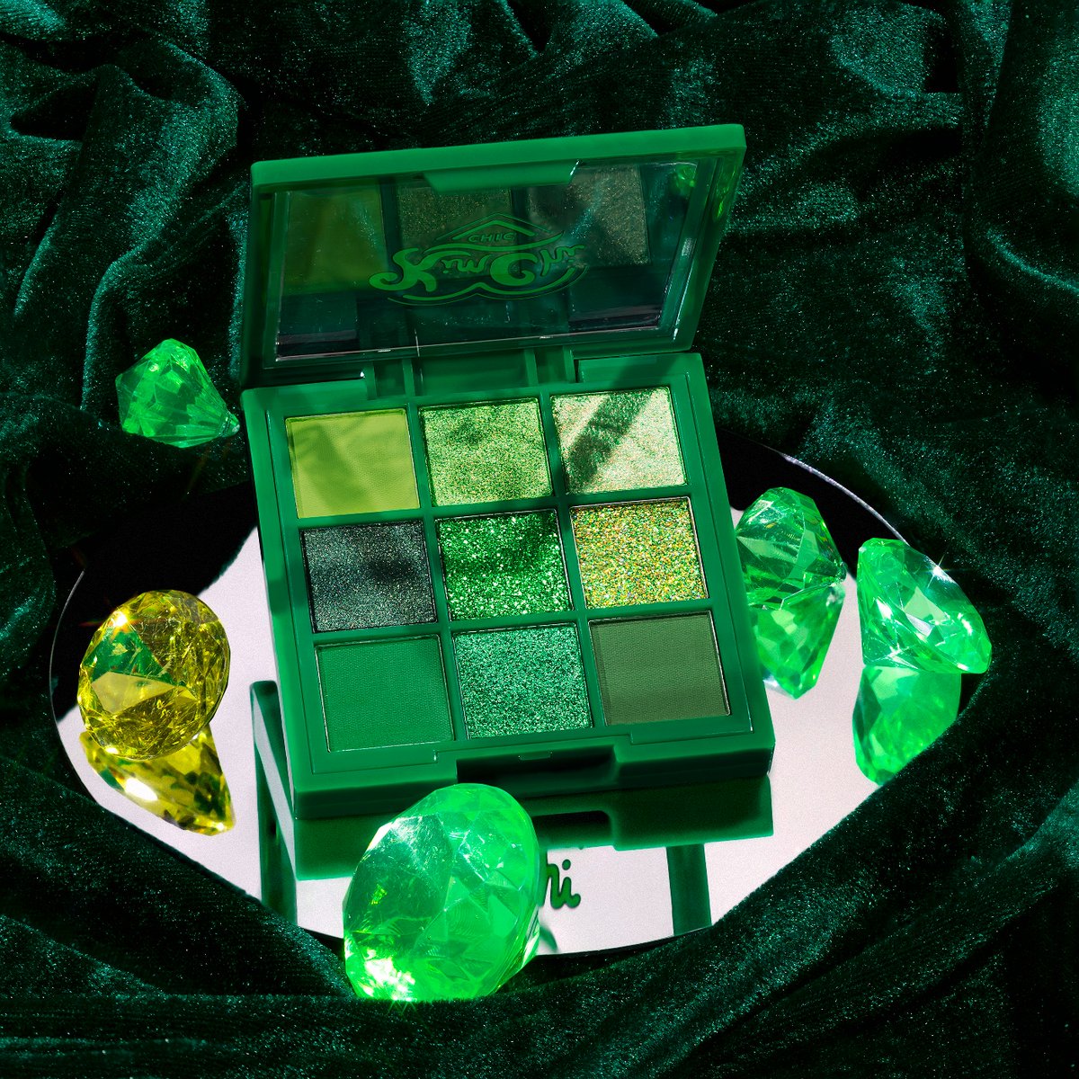 KimchiChic's tweet photo. It's not the diamonds, it's not the pearls...it's the PIGMENT in these Jewel palettes 🤩💎
Shop these dazzling NEW palettes! https://t.co/I8Gjv8UUZm
#kimchichicbeauty #jewelcollection https://t.co/YjOTqLCptI