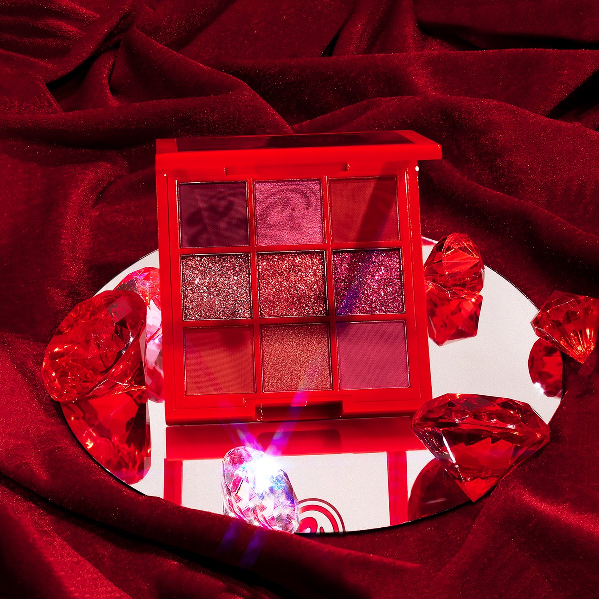 KimchiChic's tweet photo. It's not the diamonds, it's not the pearls...it's the PIGMENT in these Jewel palettes 🤩💎
Shop these dazzling NEW palettes! https://t.co/I8Gjv8UUZm
#kimchichicbeauty #jewelcollection https://t.co/YjOTqLCptI