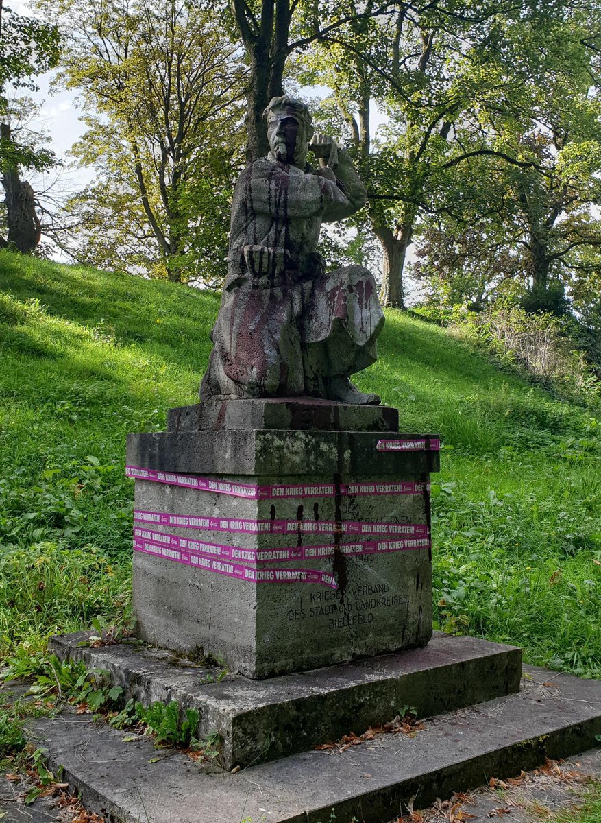 In #Bielefeld gab's eine kleine Aktion bei einem kriegsverherrlichenden Denkmal, welches unter anderem Nazis als Pilgerstätte dient. 
#DenKriegVerraten