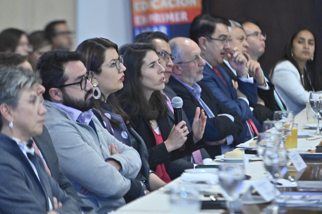GobiernoUAndes's tweet photo. Nuestros profesores @smajerowicz, @sandragarciajar y @dario_maldonado participaron en la evaluación de impacto de #JóvenesALaU. 
Este estudio demostró que el ingreso de los jóvenes a la educación superior ha aumentado notoriamente gracias a dicho programa.
#SoyGobiernoUniandes https://t.co/wepiizuQaN