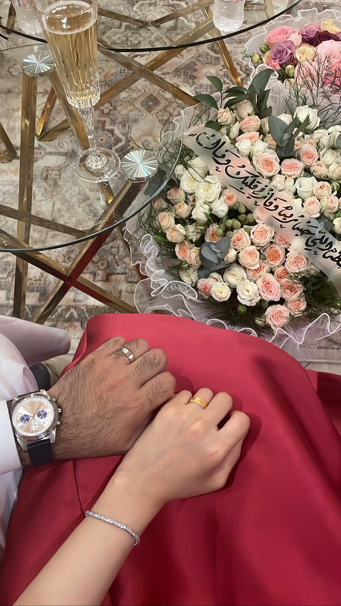 Itooma96's tweet photo. ٢٣ . ٢ . ١٤٤٥هـ 
وعرفت أنك الرجُل الذي أوُد أن أكمِل بقيةَ حياتي معه، وأكبَر لأحققَ أحلامي معه، وأن أذوب
عمري، كل عمري بين يديه💍♥️. https://t.co/oIFN50MJbY