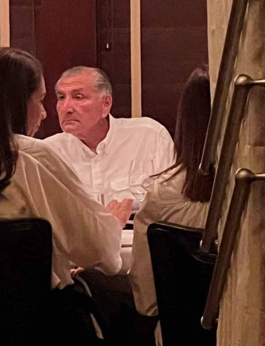 MaximusCentauro's tweet photo. Bueno señores, ahora el comunista este comiendo en restaurante de lujo en Houston, Texas, estará escogiendo su casita en The Woodlands?, chingado y todo el pueblo acá a penas sobreviviendo con tanto esfuerzo, así las cosas, el que quiera ver que vea y el que no... https://t.co/ccUiDFASGa