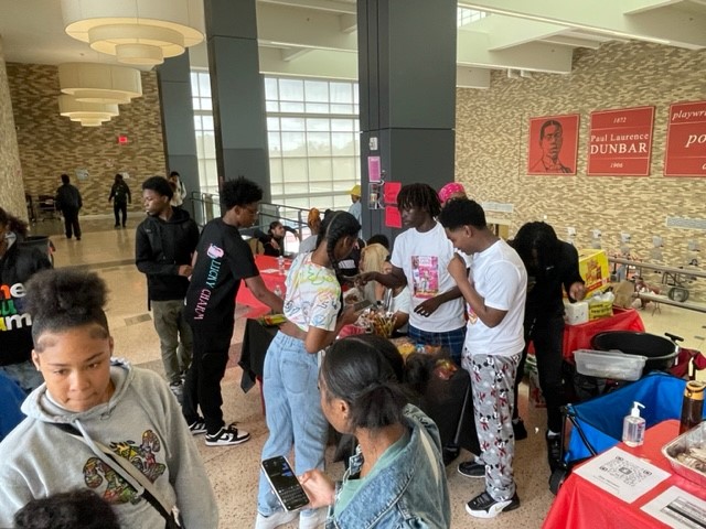 DunbarHSDC's tweet image. It&apos;s Homecoming at Dunbar! Our students and staff are in the spirit! Today we celebrate student and staff creativity and greatness with our Pop-Up shops! 
@XQAmerica @dcpublicschools @DCPSconnected 
#Raisingthebar #Weworkforkids #Since1870