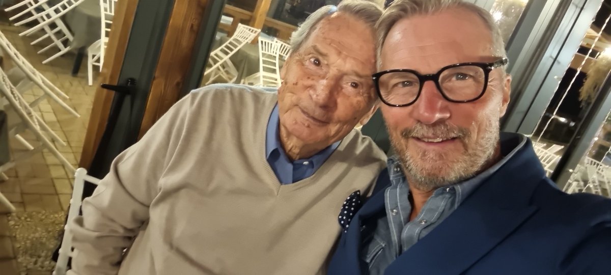 romanellale's tweet photo. Nonno Giorgio ringrazia tutti per gli auguri
Sta meglio lui che io
#91anni https://t.co/VE6vhHusBi