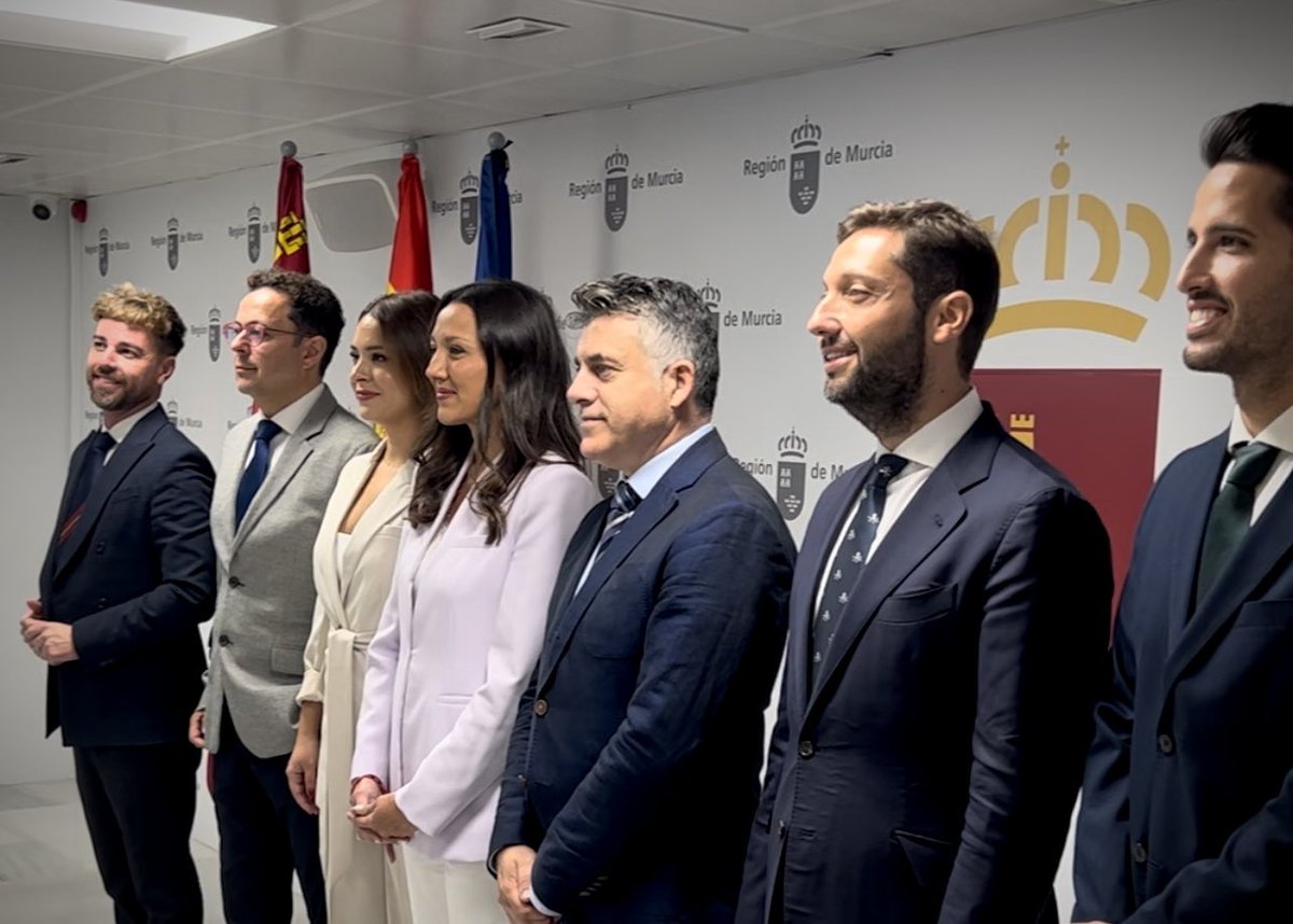 𝗘𝘀𝘁𝗼𝘆 𝗺𝘂𝘆 𝗼𝗿𝗴𝘂𝗹𝗹𝗼𝘀𝗼.

La juventud de la #RegiónDeMurcia está en buenas manos. La consejera <a href="/carmen_conesa/">Carmen Conesa</a> y <a href="/EspallardoMunoz/">Muñoz Espallardo, Carmen María</a> hacen buen tándem, ¡es de <a href="/NNGG_RM/">NNGG Región de Murcia</a>!

📸 Toma de posesión de los directores generales de la Consejería de Turismo, Cultura, Juventud y