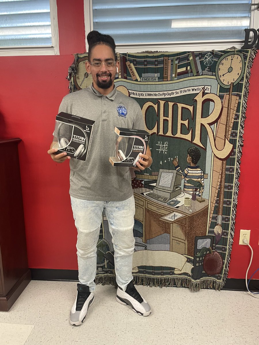 Today, we donated several headphones to <a href="/PoincianaPark/">Poinciana Park</a> to assist in their academic goals.

<a href="/OfficialBookDGF/">DGF</a> <a href="/TeamDFlores/">Damian Flores</a> <a href="/VernattaLee/">Vernatta Lee-Morrison</a> 

#BookDGF #GetRightOrGetLeft #EduFloInc #Service #Impact
