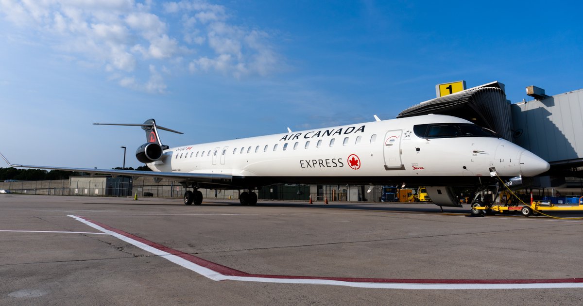 Bradley_Airport's tweet image. There’s sleek, and then there’s @AirCanada Express #CRJ900 sleek. Enjoy the CRJ900 when traveling nonstop from Hartford to Toronto.