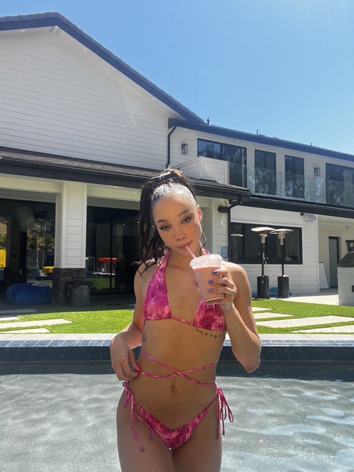 Bts of me at @brazzers house after getting absolutely wrecked in a DP enjoying a smoothie in the pool?