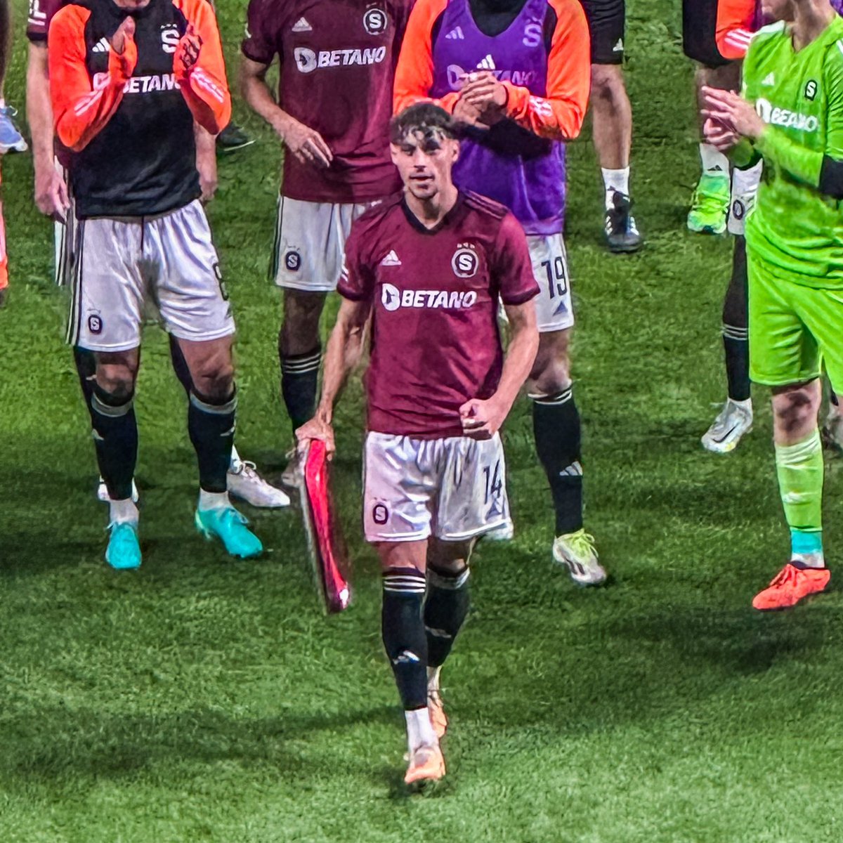 spartazpravy's tweet photo. Hooligan Birma 😂🪑 #acsparta https://t.co/fzU2vWUPez