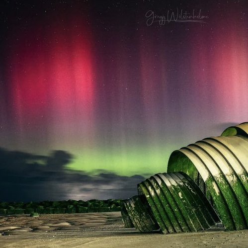 astro_timpeake's tweet photo. Autumn equinox is known to be a good time to see the Aurora Borealis but increased solar activity at the moment means they are even more visible than usual.

This stunning photograph was taken last night by @wolstenholmepic 
The 2nd one I took from the @Space_Station 

#auroraborealis #solarflare #SecretsOfOurUniverse #nightsky