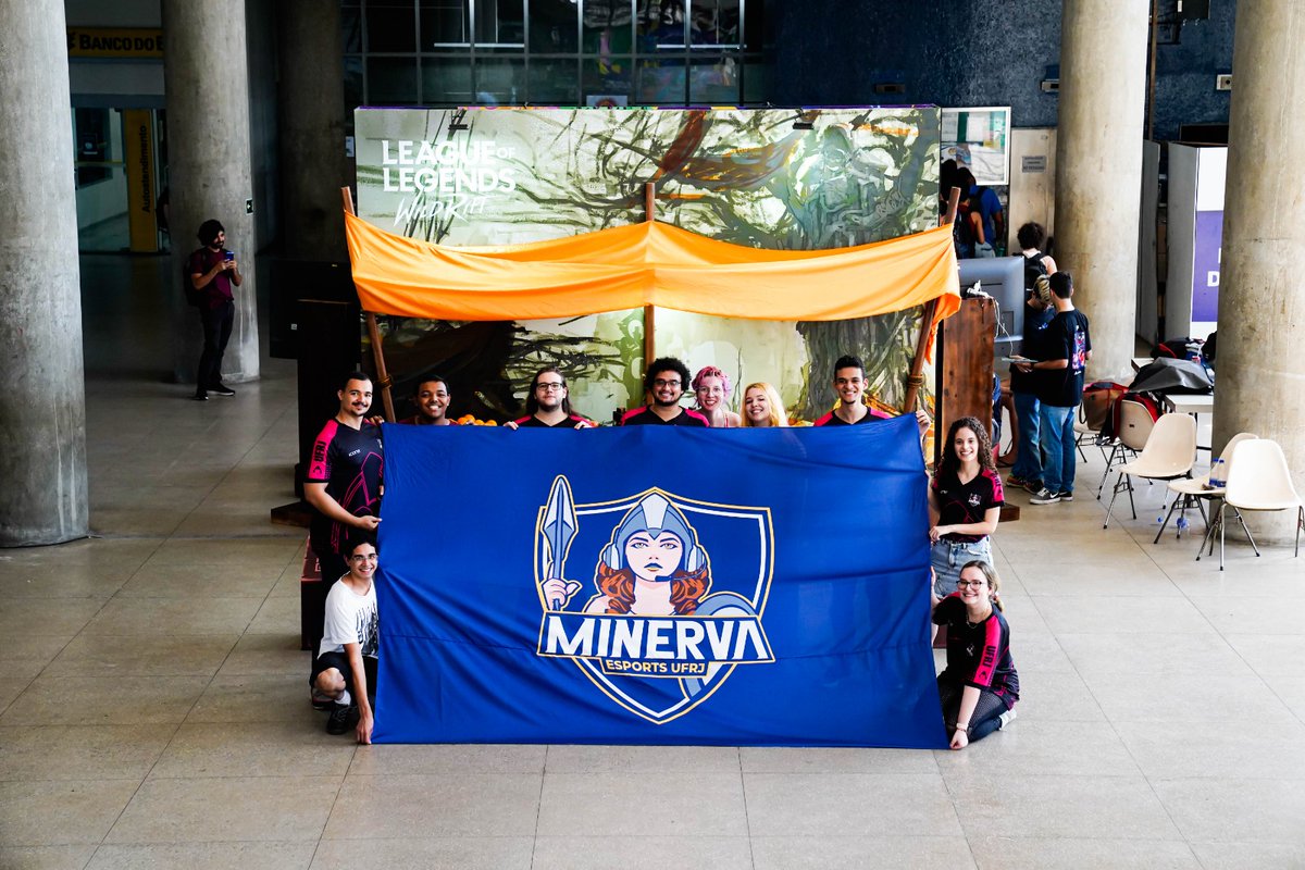 playlure's tweet photo. Alô torcida da Minerva, aquele abraço 🎶

Os torcedores da @minervaesports deram aulas no Maricá Games desse ano e levaram de presente pra casa esse BANDEIRÃO ENORME para deixar a próxima festa ainda mais bonita 🎉 

Parabéns, minervetes! Que a deusa esteja com vocês 🥳 https://t.co/vxnBBbuj19