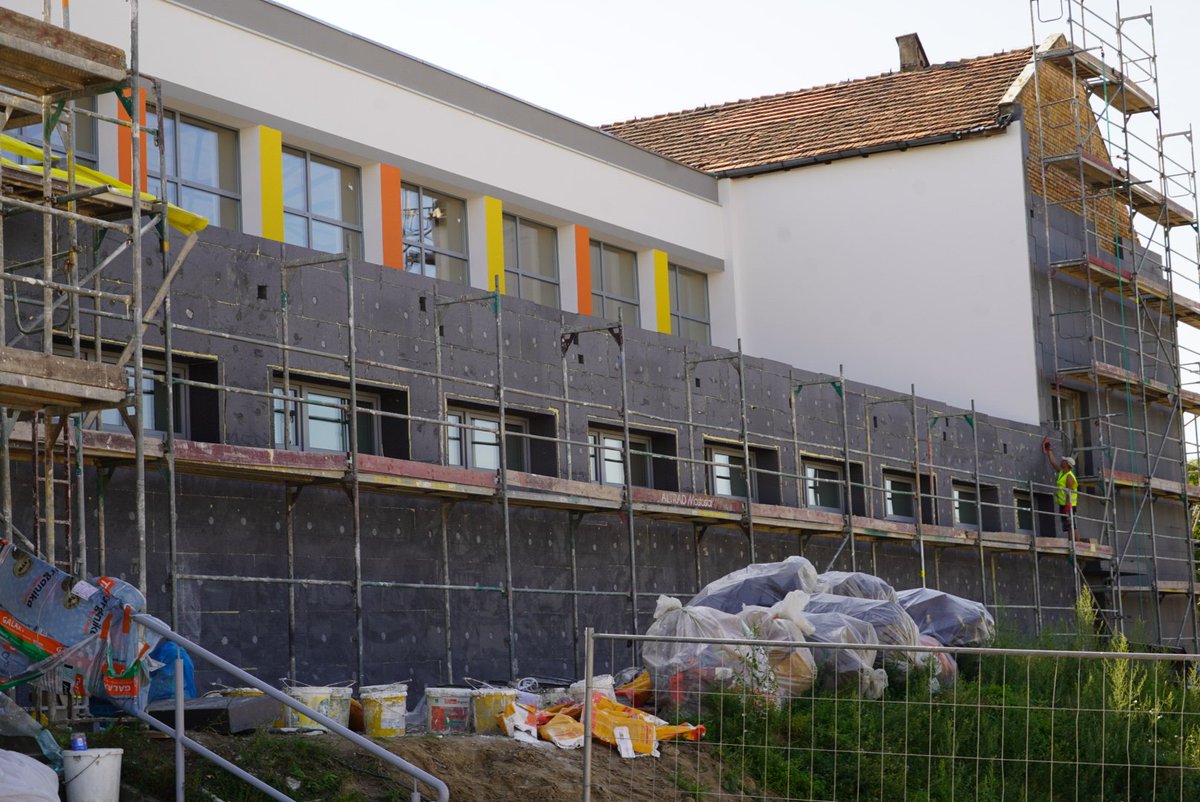 BoguckiZbigniew's tweet photo. Blisko 1️⃣5️⃣ MLN dofinansowania @NFOSiGW na #termoizolacje 🌡️ i budowę instalacji fotowoltaicznej ☀️ oraz pomp ciepła dla Zespołu Szkolno-Przedszkolnego w #Cedynia 🏫. Ponad 3️⃣0️⃣0️⃣ uczniów może cieszyć się z nowoczesnej 🖲️, ekologicznej 🌿 i oszczędnej szkoły oraz kolorowych kominów zamiast tych czarnych od sadzy‼️👍 Zmieniamy Polskę 💪🇵🇱