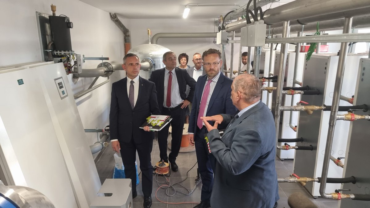 BoguckiZbigniew's tweet photo. Blisko 1️⃣5️⃣ MLN dofinansowania @NFOSiGW na #termoizolacje 🌡️ i budowę instalacji fotowoltaicznej ☀️ oraz pomp ciepła dla Zespołu Szkolno-Przedszkolnego w #Cedynia 🏫. Ponad 3️⃣0️⃣0️⃣ uczniów może cieszyć się z nowoczesnej 🖲️, ekologicznej 🌿 i oszczędnej szkoły oraz kolorowych kominów zamiast tych czarnych od sadzy‼️👍 Zmieniamy Polskę 💪🇵🇱