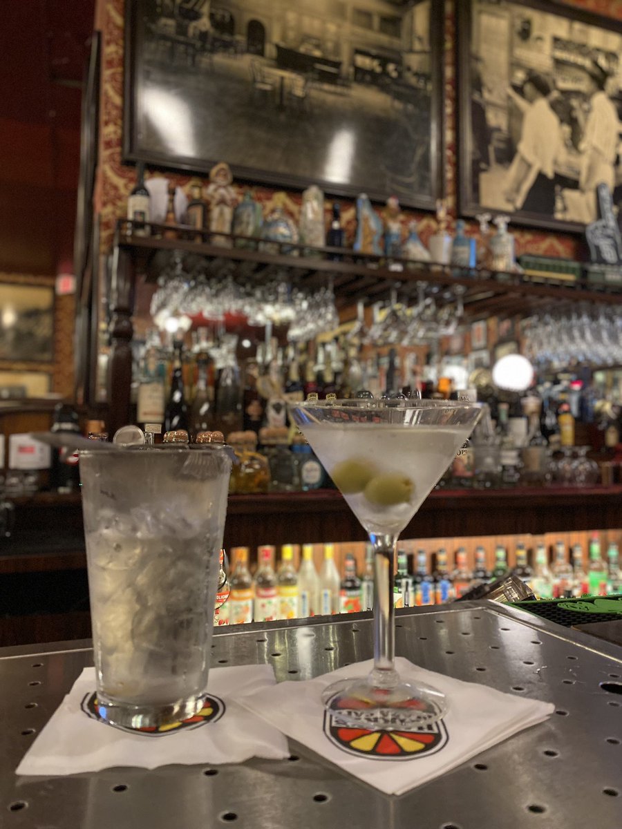 805foodie's tweet photo. Consider this your gentle reminder that Monday = Monday Night Football = every barstool taken at @harrysplazacafe in Santa Barbara for the game-night menu of hot dogs, taquitos &amp; chili bowls. (Also, martinis come with extra in the shaker.) 😉 🌭 🍸 🏈 @SantaBarbara #GoEarly https://t.co/yoamx0HwOC