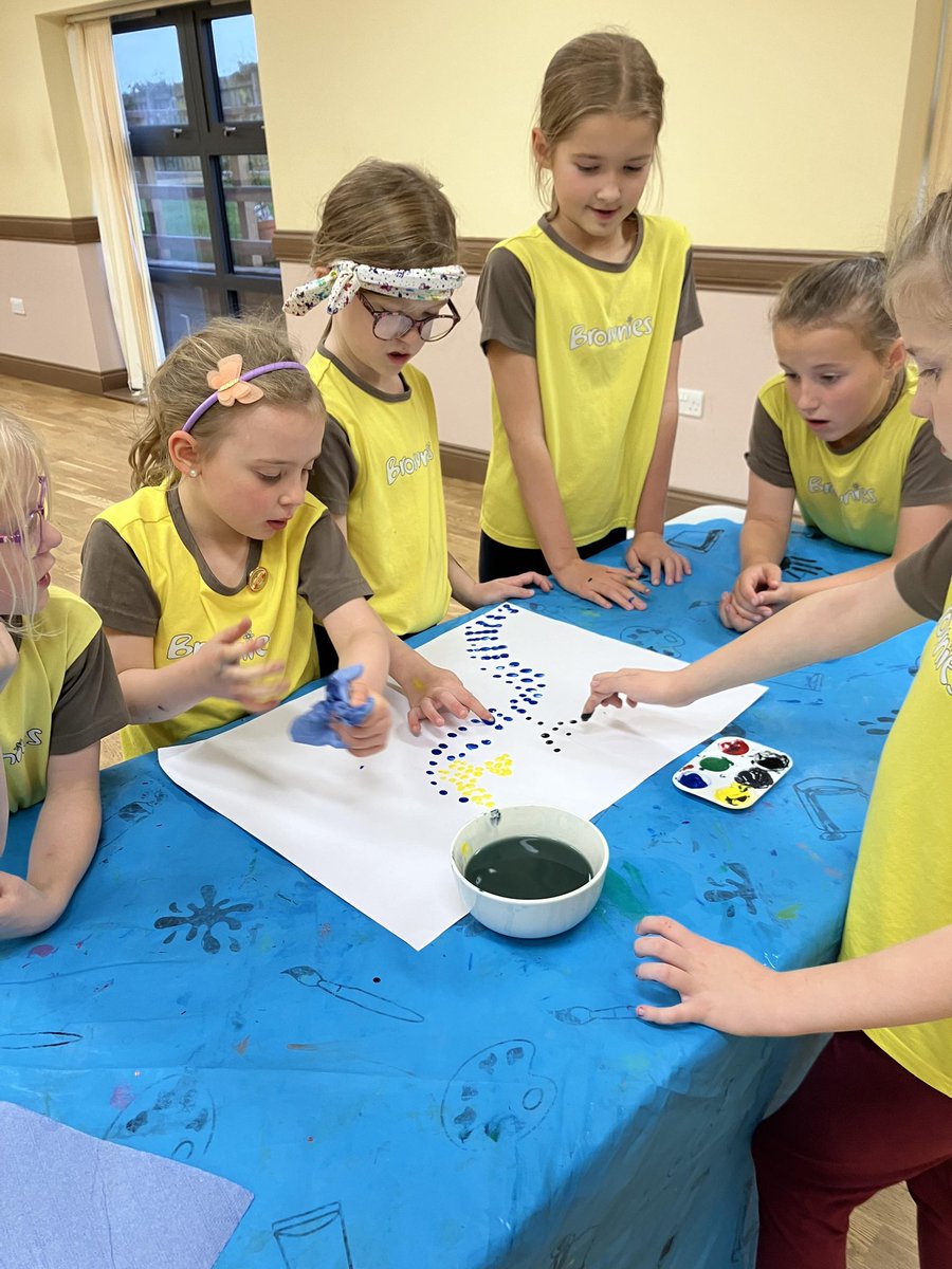 1stMeadowfield's tweet photo. This evening we have been experimenting with Pointillism 🎨 #ExpressYourself @GirlGuiding_DS @GirlguidingNEE @Girlguiding https://t.co/9L1uNdkmkJ