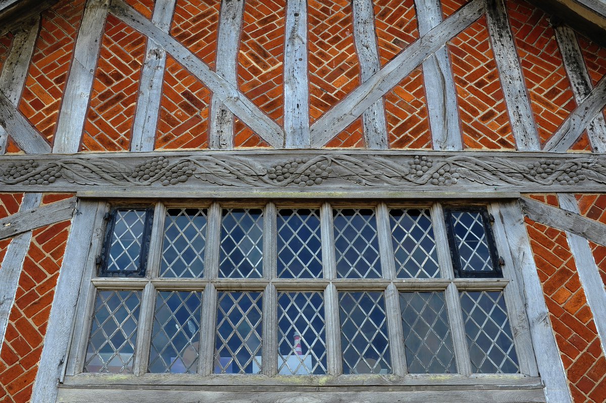 TerenceKerr5's tweet photo. Grapes carved on load-bearing beam, below 1600s herringbone brickwork. #Tudor Moot Hall, #Aldeburgh, Suffolk, England. Hall built 1520 in reign of King Henry VIII and altered in 1654. Originally an open market and now Town Hall. https://t.co/LS2a0OIN0F https://t.co/bcmMQQzPne