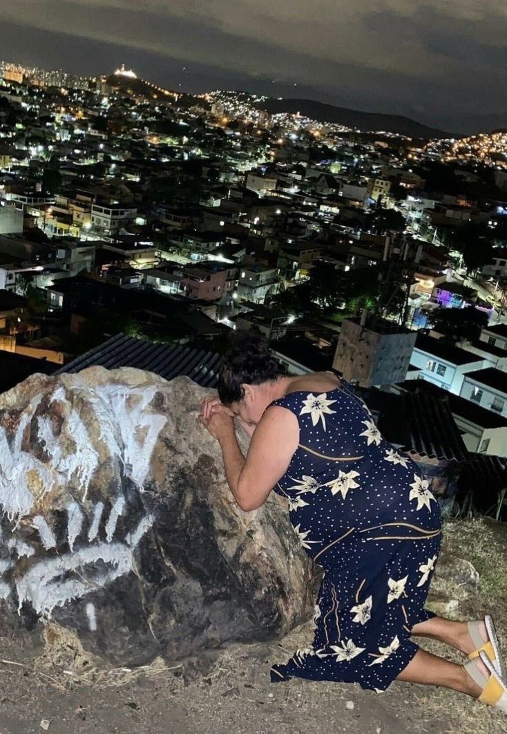 sua maldade é fraca perto das orações da minha mãe..