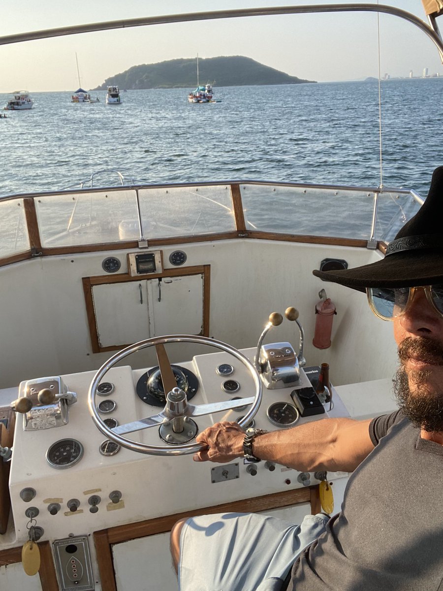 MZTSailingCo's tweet image. #manatwork