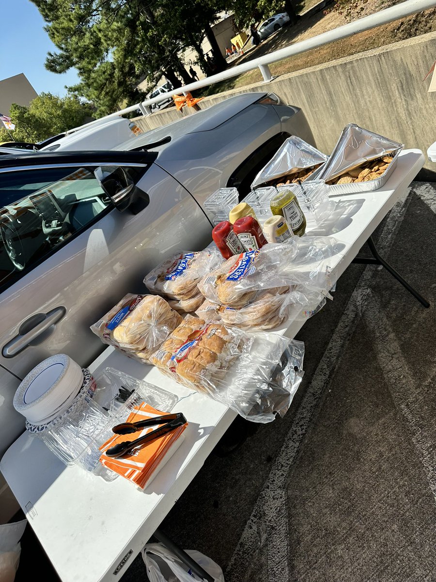 Drive4TLD's tweet photo. Work Hard, Play Hard 🍊 🏈
We were excited to have the TLD Logistics Tailgate before the Vols played UTSA over the weekend. Great food, great people and a great atmosphere make for a great time! #ItsAnEasyDrive https://t.co/70Wm3oS7Qx
