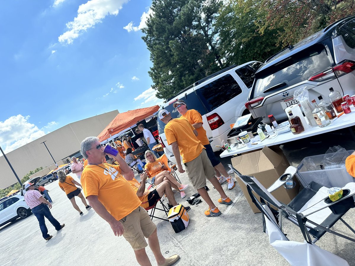 Drive4TLD's tweet photo. Work Hard, Play Hard 🍊 🏈
We were excited to have the TLD Logistics Tailgate before the Vols played UTSA over the weekend. Great food, great people and a great atmosphere make for a great time! #ItsAnEasyDrive https://t.co/70Wm3oS7Qx