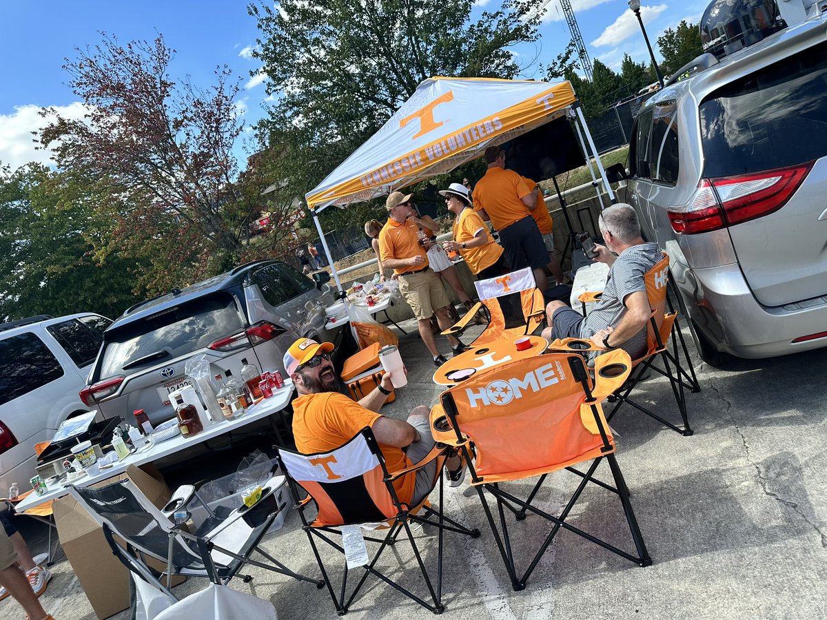 Drive4TLD's tweet photo. Work Hard, Play Hard 🍊 🏈
We were excited to have the TLD Logistics Tailgate before the Vols played UTSA over the weekend. Great food, great people and a great atmosphere make for a great time! #ItsAnEasyDrive https://t.co/70Wm3oS7Qx
