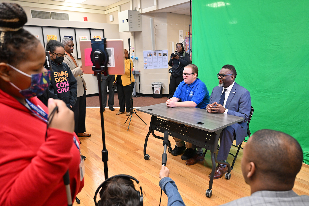 Mayor Brandon Johnson tweet media