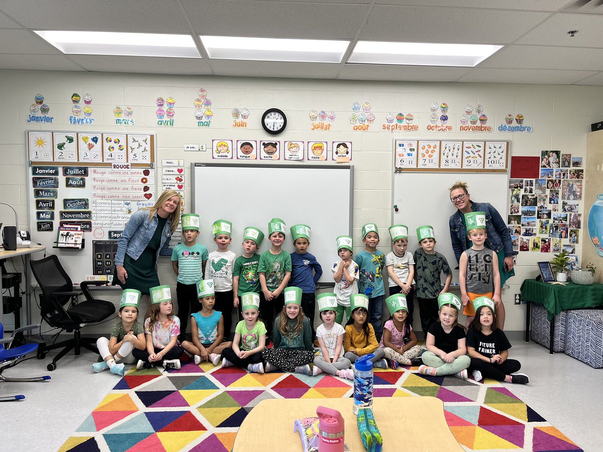 FrancisdeSf's tweet photo. Today we celebrated #FrancoOntarianDay ! Lots of green and white on display to celebrate this special day! @CDSBEO #IBelongHereCDSBEO https://t.co/nlccSv4ifk