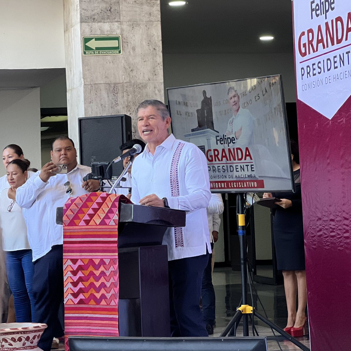 RosyUrbinaTap's tweet photo. Estuve presente en el Informe Legislativo de mi amigo diputado Local por el Distrito I, Felipe Granda Pastrana, a quien felicito por el gran trabajo realizado en beneficio de las familias chiapanecas. 

¡Enhorabuena!

#SigamosAdelante 💖 https://t.co/w2oJX7872g