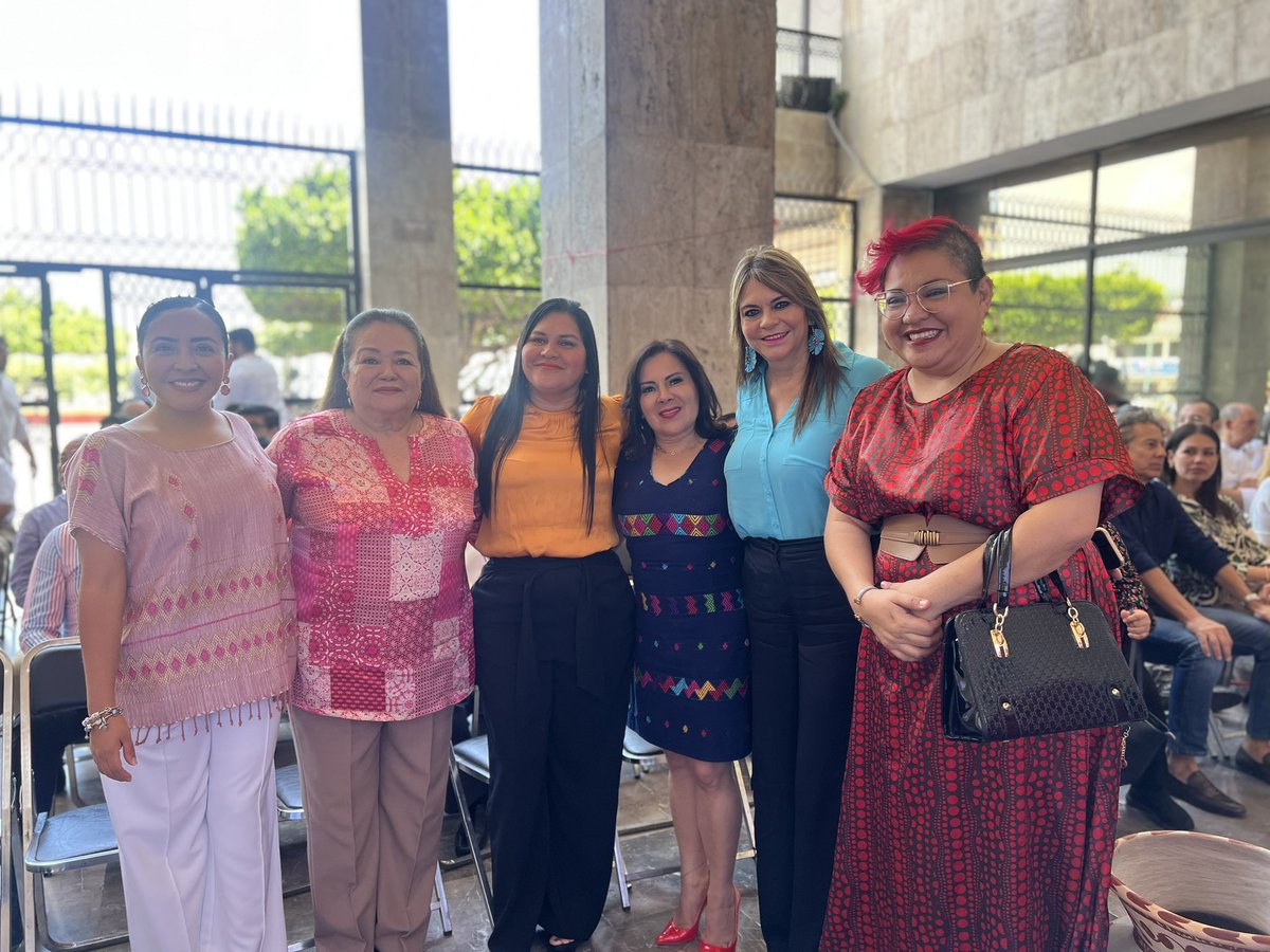 RosyUrbinaTap's tweet photo. Estuve presente en el Informe Legislativo de mi amigo diputado Local por el Distrito I, Felipe Granda Pastrana, a quien felicito por el gran trabajo realizado en beneficio de las familias chiapanecas. 

¡Enhorabuena!

#SigamosAdelante 💖 https://t.co/w2oJX7872g