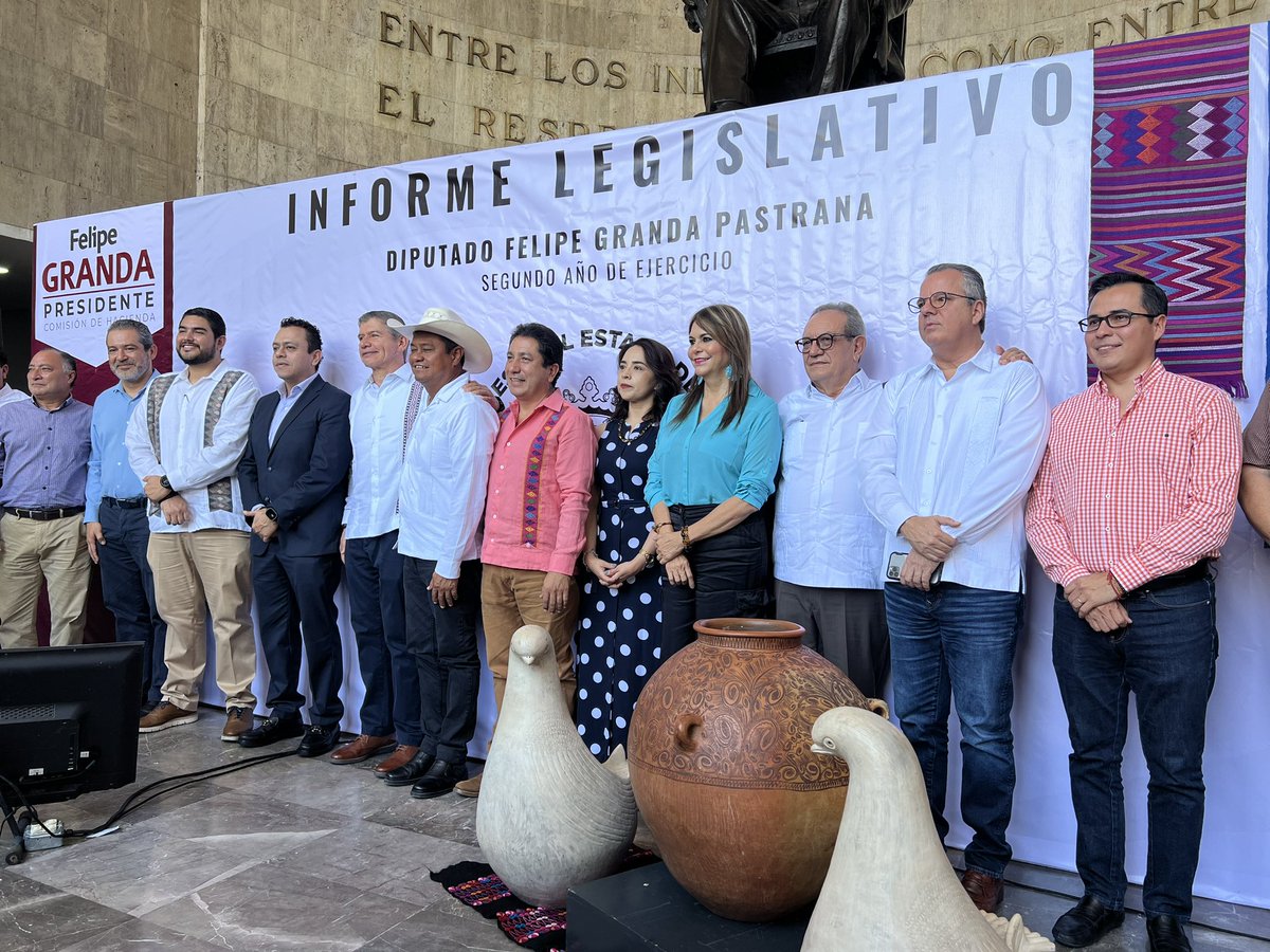 RosyUrbinaTap's tweet photo. Estuve presente en el Informe Legislativo de mi amigo diputado Local por el Distrito I, Felipe Granda Pastrana, a quien felicito por el gran trabajo realizado en beneficio de las familias chiapanecas. 

¡Enhorabuena!

#SigamosAdelante 💖 https://t.co/w2oJX7872g