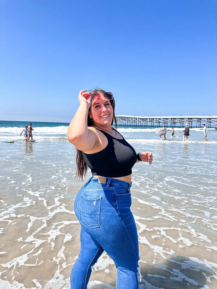 han_ban23's tweet photo. who’s tryna have a beach off https://t.co/uGbgEny54C