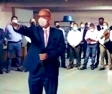 NADIASANABIA's tweet photo. 🤡 SE LOS CHINGARON #Oaxaca
🆘 EN LOS SSO “DESAPARECIERON” TODA LA PAPELERÍA DE NÓMINAS, movimientos de plazas, plantillas de personal de las diferentes áreas de salud, todo lo referente a las etapas de regularización y formalizados  desde 2005 a 2020.
😎 MODUS OPERANDI. Su coartada fue su incompetencia: La papelería estaba en una bodega, rentada por los SSO en el Fraccionamiento Los Ríos, 🚨 pero NO PAGARON LA RENTA al final del pasado sexenio 🚨 y la dueña los desalojó con toda y su “basura”… 😳
🤡 ASÍ QUE no hay documentación comprobatoria de los movimientos ahora que @HonestidadOax @Leticia_ReyesL quiere revisarlos…
👉🏻 ¿De quién es la responsabilidad? ❌ Según lo notorio, de los corruptos de siempre en el sexenio Muratista, de la pandilla encabezados por el entonces director de Administración Ricardo Javier Paez López y la entonces responsable de esa bodega, Claudia Tovar
🤣🤣 Pero están protegidos por quienes mandan en la actual administración de los @SSO_GobOax, así que sencillamente el actual Gobierno sólo tendrá que aceptar lo que hicieron sus antecesores, a pesar de la directa instrucción de @salomonj de sancionar a los corruptos
😎 Y es que los funcionarios a los que “les dio la confianza” tienen otros intereses y muchos tratos inconfesables 😎